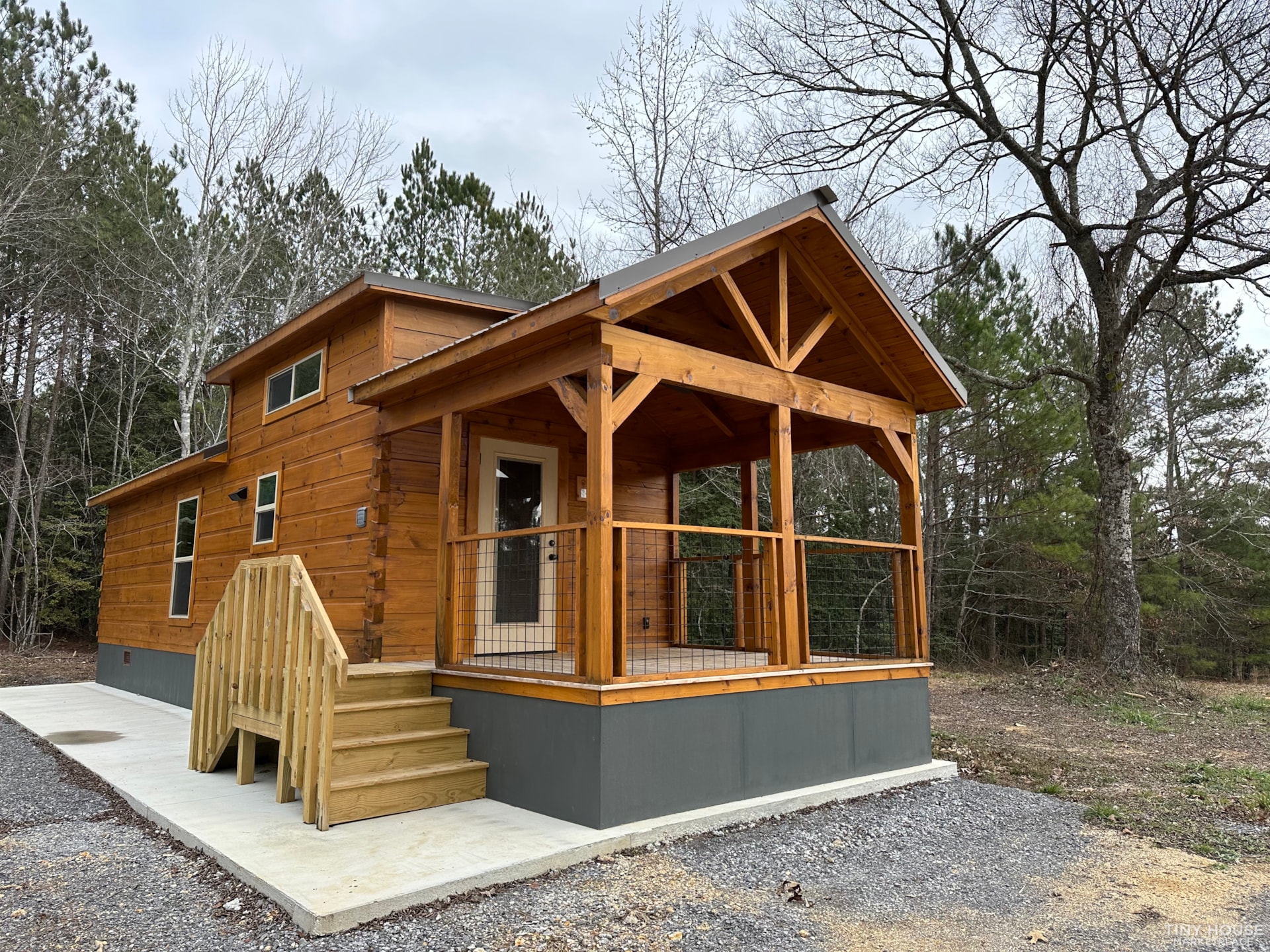 https://images.tinyhomebuilders.com/images/marketplaceimages/new-build-luxury-log-cabin-tiny-N10K0O2M56-01.jpg