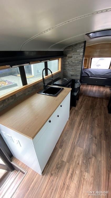 https://images.tinyhomebuilders.com/images/marketplaceimages/newly-renovated-skoolie-X68EXFJ0GM-07-1000x750.jpg?width=1200&mode=max