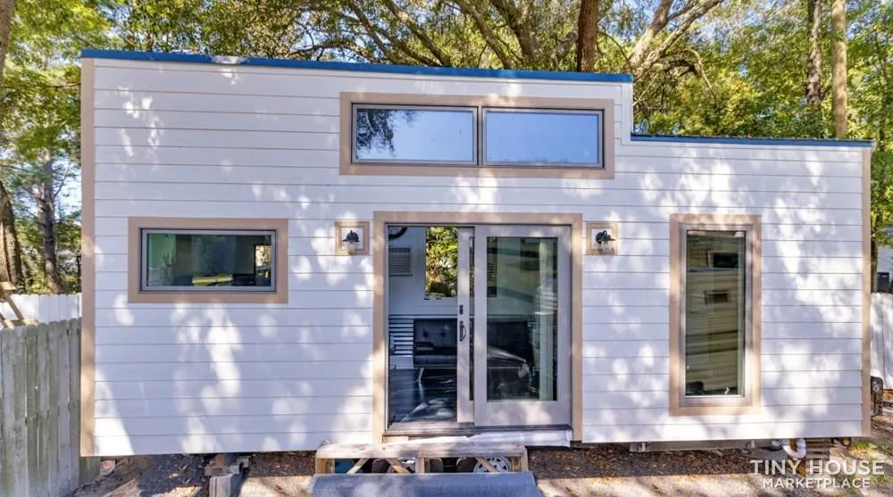 https://images.tinyhomebuilders.com/images/marketplaceimages/really-cool-brand-new-never-lived-DWPA6BLGW8-05-1600x1600.jpg?width=1200&mode=max&format=webp