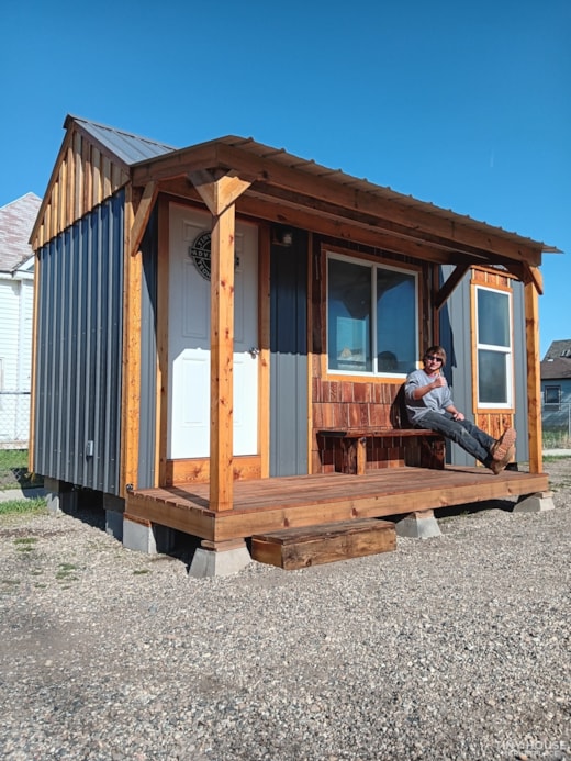 SINGLE LEVEL TINY HOUSE ON WHEELS 1 BED 1 BATH