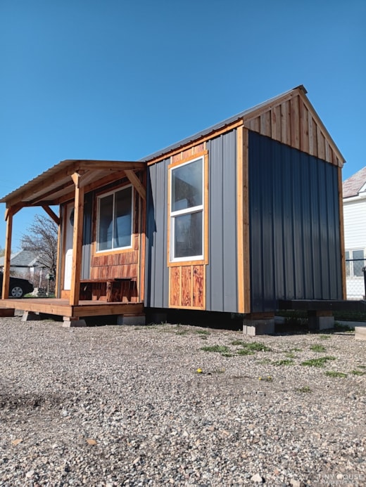 Single level tiny house on wheels 1 bed 1 bath