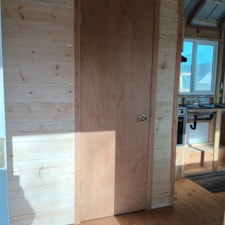SINGLE LEVEL TINY HOUSE ON WHEELS 1 BED 1 BATH - Image 6 Thumbnail