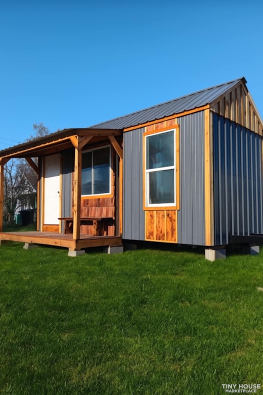 Single level tiny house on wheels 1 bed 1 bath