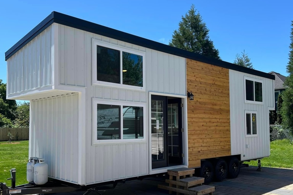 Stunning 30ft with 2x2ft bump outs tiny house  - Image 1 Thumbnail