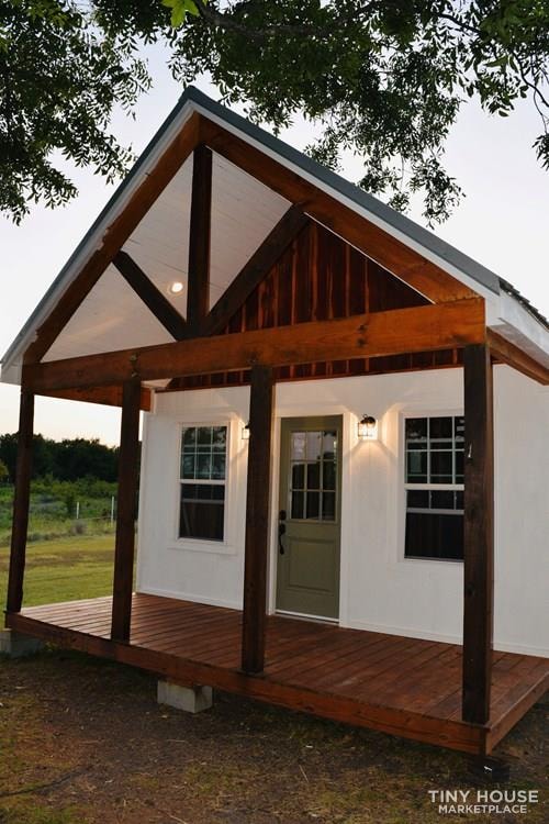 https://images.tinyhomebuilders.com/images/marketplaceimages/texas-sized-tiny-house-1-XG5JQO94FL-01-1000x750.jpg?width=1200&height=800&mode=crop