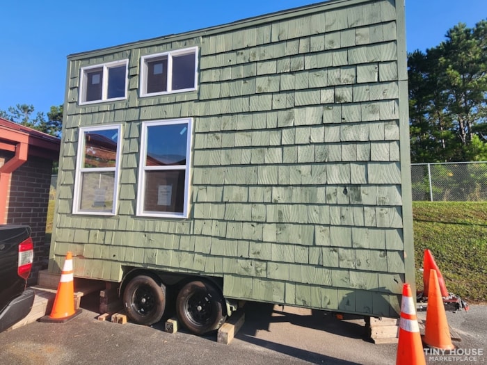 https://images.tinyhomebuilders.com/images/marketplaceimages/tiny-home-8-x16-on-wheels-L387R3TFGW-05.jpg?width=700