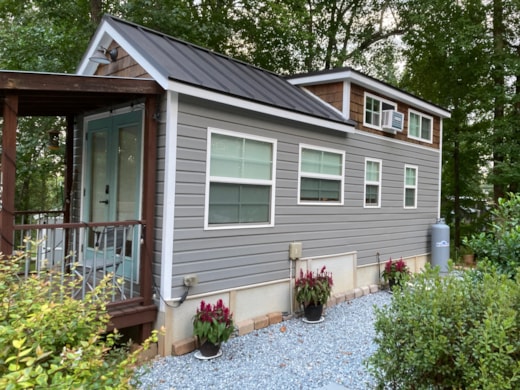 Tiny home on large wooded lot in lake-side community