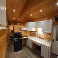Tiny house on gooseneck/ 5th wheel trailer - Image 5 Thumbnail