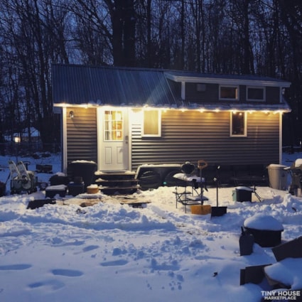 Tiny house on wheels - keep it where it is! - Image 2 Thumbnail