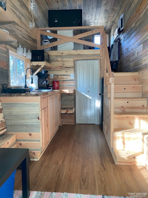 Tiny house w/loft furnished