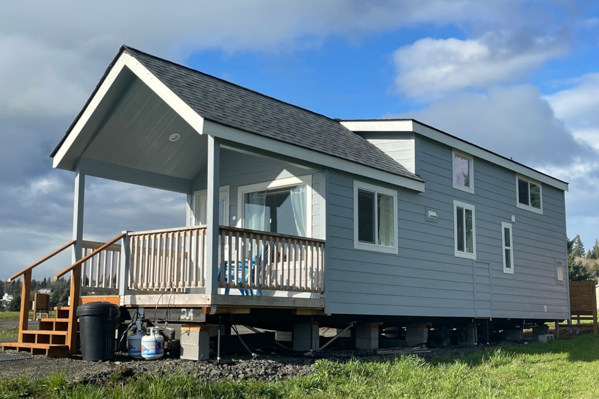SOLD! Turn-key Park Model located in tiny home park over Columbia River! - Image 1 Thumbnail